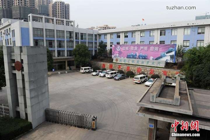 長沙市坪塘勞動教養管理所采購我公司定制生產的11KW二用一備自來水加壓泵站一套,本設備供水范圍為5公里,供水人數為3600人,目前本自來水加壓泵站運行平穩,高效節能,受到了管理所的一致好評! 長沙市坪塘勞動教養管理所采購我公司定制生產的11KW二用一備自來水加壓泵站一套,本設備供水范圍為5公里,供水人數為3600人,目前本自來水加壓泵站運行平穩,高效節能,受到了管理所的一致好評!